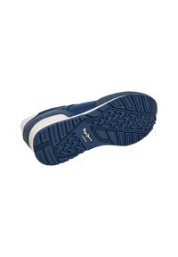 Semelle de chaussure de sport bleue avec caoutchouc texturé pour la traction, comportant une semelle intermédiaire blanche et un logo au bas. Design propre et simple.