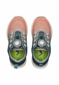 Leichte Sportschuhe mit einem Obermaterial aus rosa und grauem Mesh, türkisfarbenen Akzenten, einem Drehverschluss und einem gepolsterten grünen Innenbereich.