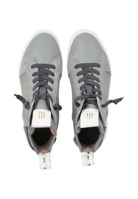 Grijze hoge sneakers gemaakt van leer en suede, met grijze veters, een witte zool en gouden branding aan de zijkant.
