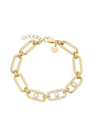 Pulsera de cadena de oro con eslabones rectangulares, adornada con perlas y un eslabón incrustado de cristales, con cierre de langosta y etiqueta de la marca.