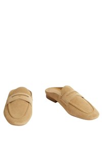 Scarpe slip-on in suede color sabbia con punta rotonda, cuciture decorative e tacco basso a blocco. Presentano un taglio semplice e accenti minimi.
