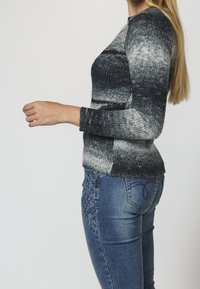 Koroshi Stickad tröja - black