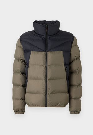 Pružná bunda s vysokým límcem; má tmavě námořnickou horní část a olivově zelenou spodní část; zahrnuje zip vpředu a elastické manžety.