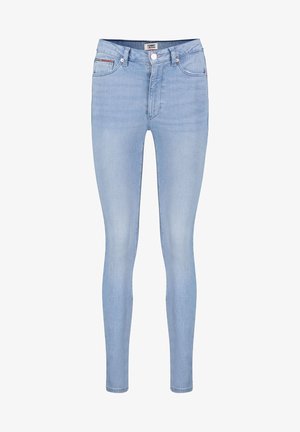 Jean skinny bleu clair avec bouton et fermeture éclair à l'avant, cinq poches, et étiquette Tommy Jeans au niveau de la ceinture.