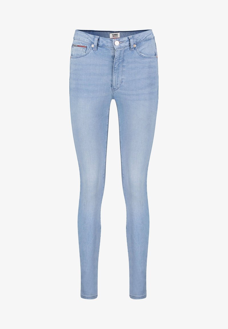Jean skinny bleu clair avec bouton et fermeture éclair à l'avant, cinq poches, et étiquette Tommy Jeans au niveau de la ceinture.