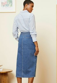 Love & Roses REGULAR FIT - Trapecinis sijonas - midwash blue
