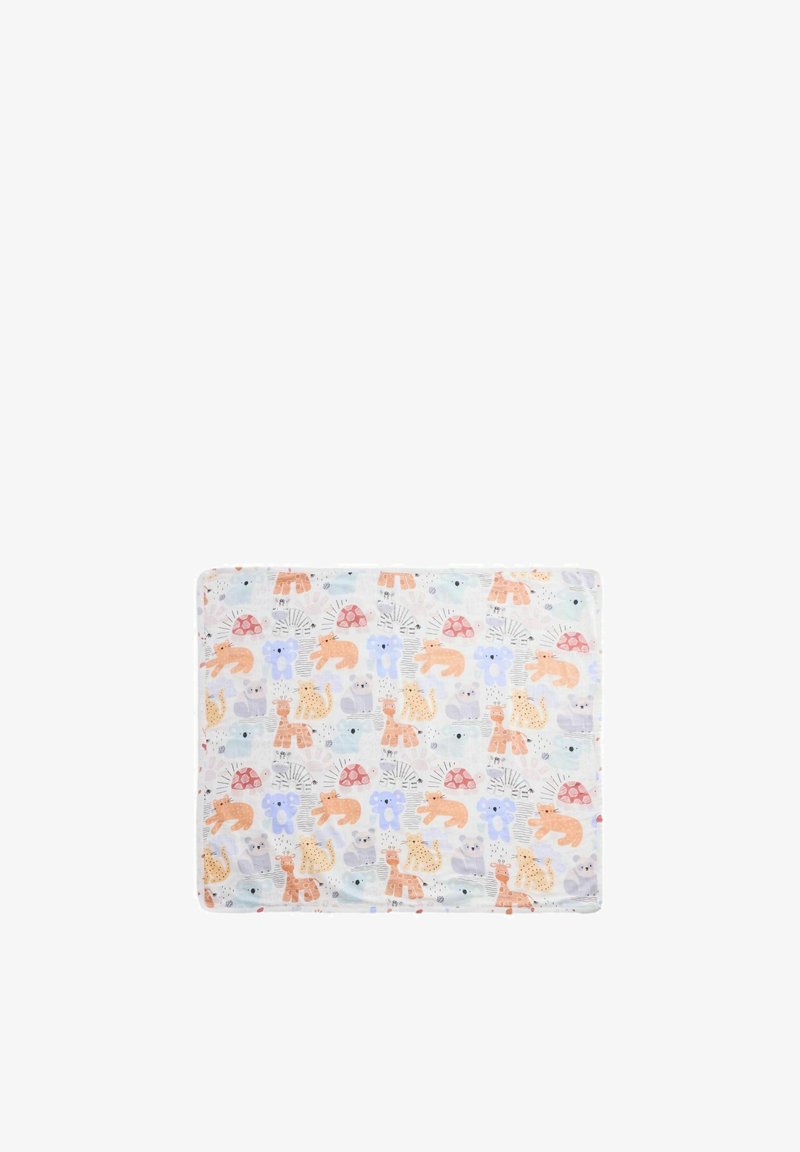 Couverture douce pour bébé avec des motifs d’animaux colorés comprenant des girafes, des koalas, des tortues et des renards sur un fond blanc.