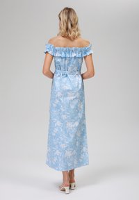 Abito maxi azzurro chiaro, con spalle scoperte, con scollatura arricciata, motivo floreale e finitura in raso. Presenta un corpino aderente e una cintura in vita.