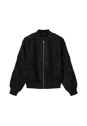 Musta bomber-takki, jossa on monimutkaiset kirjailut kukkakuviolla, resoriset hihansuut ja helma, sekä edessä hopeanvärinen vetoketjukiinnitys.