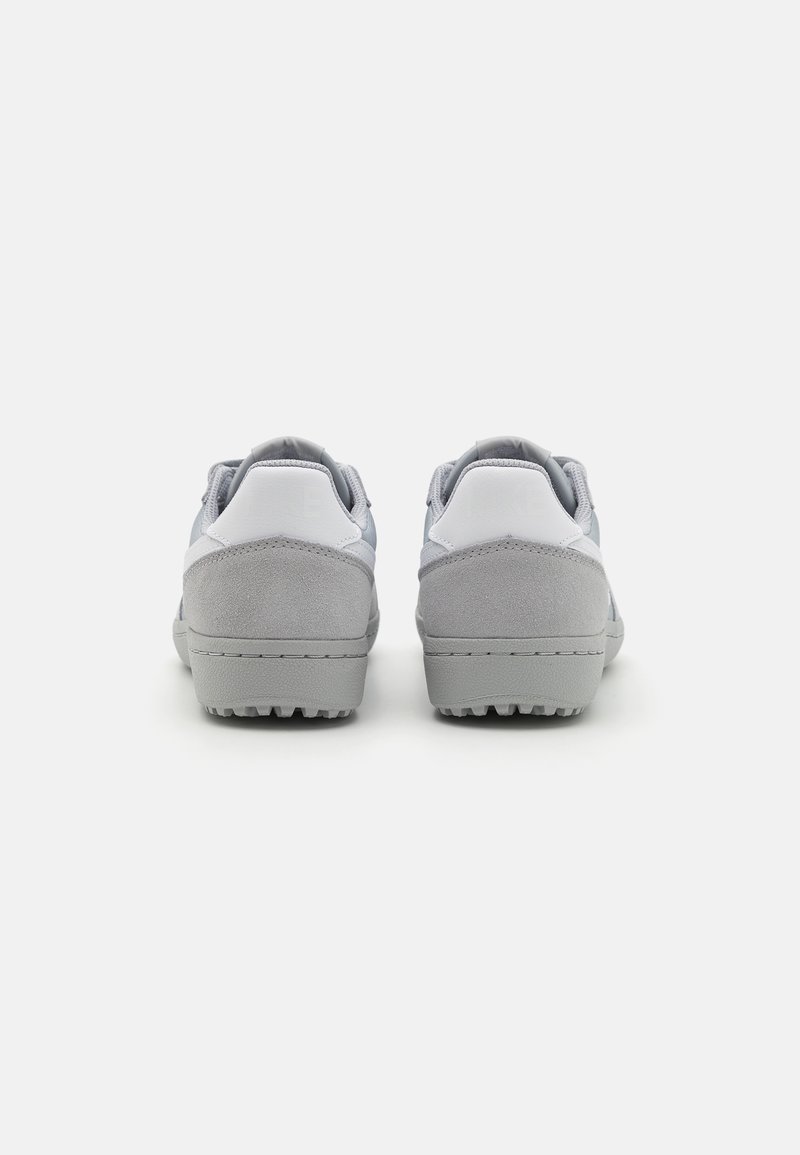Graue Sportschuhe aus einer Kombination aus glatten und strukturierten Materialien. Verfügt über ein niedriges Profil und eine Gummisohle mit Profil.