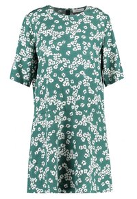 Vestido verde de manga corta con un estampado floral blanco. Textura suave, escote redondo y corte holgado.