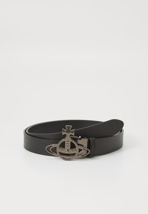 Svart lærbelte med en metallspenne formet som en planet med ringer og dekorative detaljer. Glatt tekstur, stilrent design.
