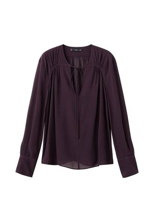 Blusa púrpura de tejido ligero, con un escote en forma de llave, mangas largas y detalles fruncidos en los hombros y los puños.
