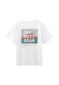 Vit bomullströja med en rektangulär grafisk tryck på baksidan med bergbilder och texten "OFF DUTY GEAR" i fet stil.