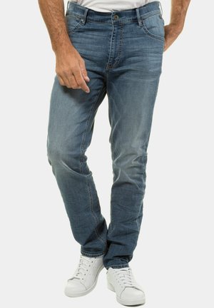 Jeans i medium blå med slim fit. Har lys fading, klassisk fem-lomme-design og bæltestropper. Bruges med hvide sneakers.