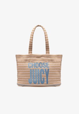 Beige flätad toteväska med blå text "CHOOSE JUICY". Har två handtag och en strukturerad rektangulär form. Texturerad tygfinish.
