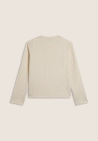 Maglione a maglia grossa color crema con maniche lunghe, caratterizzato da un motivo testurizzato e in rilievo e un collo rotondo.