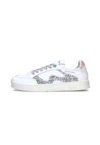 Sneaker bianca con lacci grigi, dettagli in glitter argentato e pelle testurizzata. Caratterizzata da un tallone imbottito e branding vicino alla linguetta.
