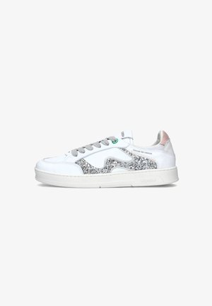 Sneaker bianca con lacci grigi, dettagli in glitter argentato e pelle testurizzata. Caratterizzata da un tallone imbottito e branding vicino alla linguetta.