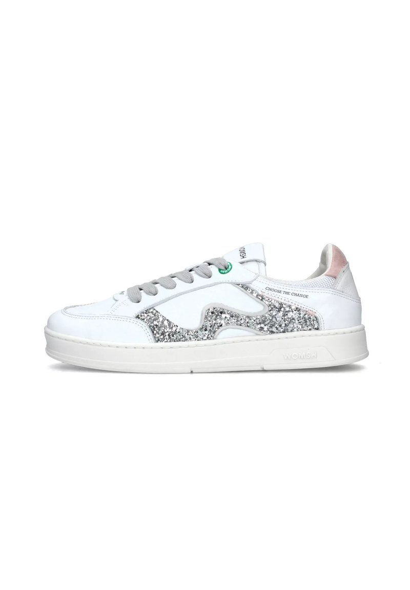 Sneaker bianca con lacci grigi, dettagli in glitter argentato e pelle testurizzata. Caratterizzata da un tallone imbottito e branding vicino alla linguetta.