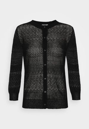 Sort cardigan med strikket design, der har zigzag- og geometriske mønstre. Lange ærmer og frontknapper fuldender den lette, gennemsigtige tekstur.