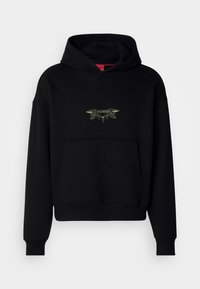 Schwarzer Kapuzenpullover mit einer frontalen Tasche, der ein gesticktes Design mit dem Wort "HUGO" und dekorativen Elementen zeigt.