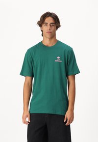 adidas Originals STREET APETIT UNISEX - Μπλουζάκι με στάμπα - collegiate green