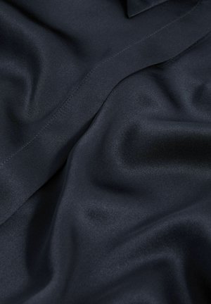 Donkerblauwe satijnen stof met een gladde, glanzende textuur. Bevat zachte plooien en draperingen die de lichtreflecterende glans benadrukken.