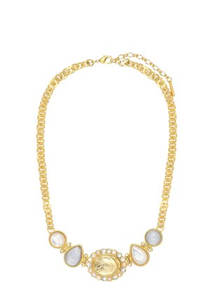 Collier chaîne en or avec cinq grandes pierres précieuses et des perles, comprenant une pierre centrale ovale entourée de petites perles et cristaux.