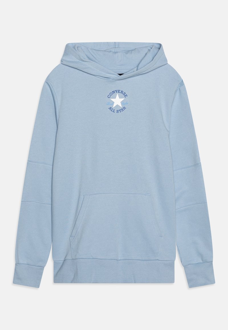 Sudadera azul clara hecha de tejido suave, con un bolsillo frontal, puños acanalados y un logotipo circular con una estrella en el pecho.