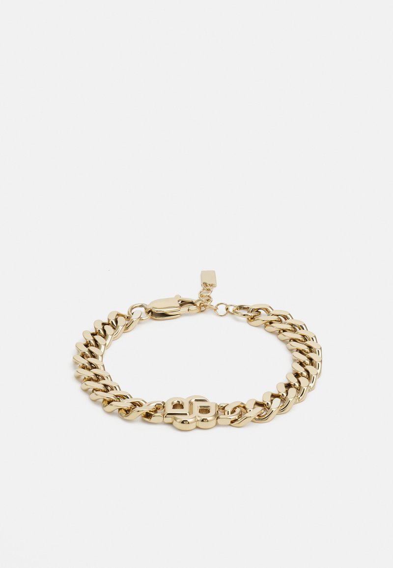 Bracciale in oro con maglie spesse, chiusura a gancio e un elemento decorativo centrale con un motivo geometrico. Finitura lucida.