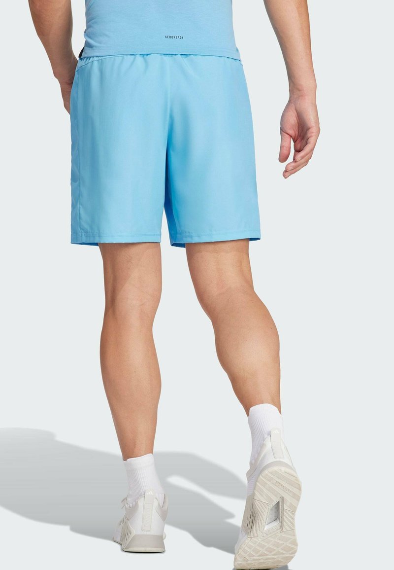 Hellblaue Sportshorts aus glattem, leichtem Stoff, mit elastischem Bund und einem Design, das bis zur Mitte der Oberschenkel reicht.