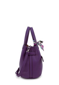 Paarse leren handtas met een gestructureerd oppervlak, twee handvatten, een verstelbare schouderband en een kleurrijk patroon sjaal die aan de zijkant is geknoopt.