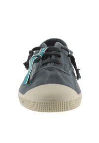 Scarpa da ginnastica in tela blu scuro con suola in gomma bianca, punta rotonda e lacci teal a contrasto. Presenta una suola esterna texturizzata e un design semplice.