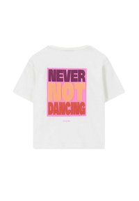 Witte katoenen t-shirt met een gedurfde grafische print op de achterkant met "NEVER NOT DANCING" in kleurrijke blokletters: roze, oranje en paars.