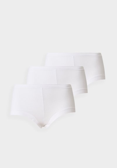 Σετ με τρία απλά λευκά γυναικεία αδιαφανή εσώρουχα τύπου hipster, τοποθετημένα σε εναλλασσόμενη σειρά σε λευκό φόντο.