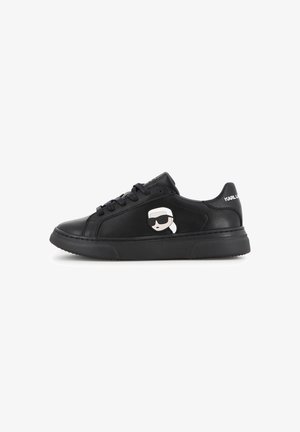 Baskets en cuir noir avec des lacets noirs, un logo visage de dessin animé sur le côté et un texte blanc "Karl Lagerfeld" sur le talon.
