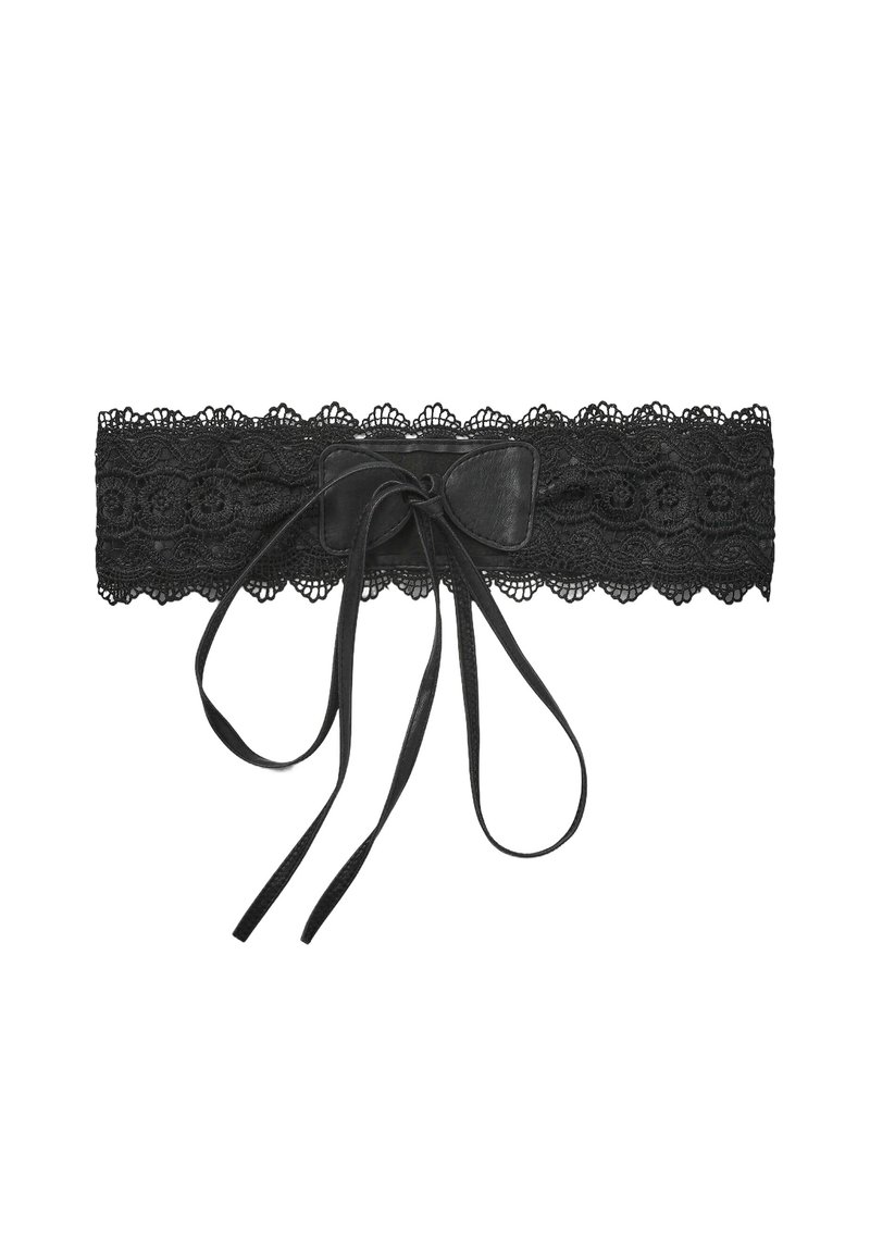 Cintura in pizzo nero con bordi scallop e motivi floreali. Presenta un grande fiocco in ecopelle al centro e lacci lunghi per la regolazione.