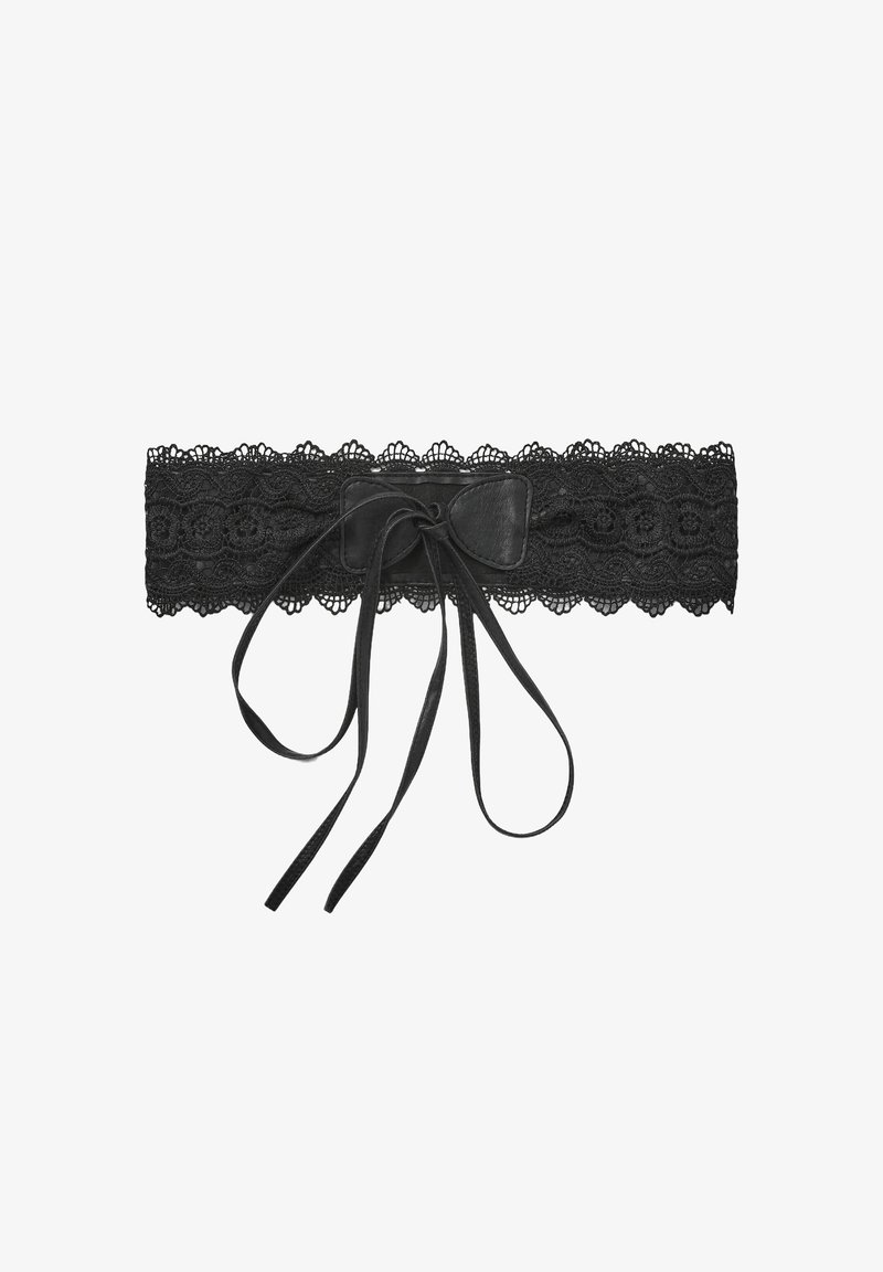 Cintura in pizzo nero con bordi scallop e motivi floreali. Presenta un grande fiocco in ecopelle al centro e lacci lunghi per la regolazione.