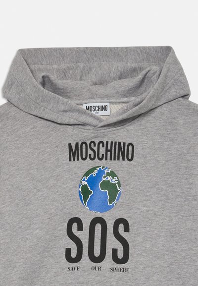 Šedá bavlnená mikina s kapucňou, na ktorej sa nachádza modro-zelená grafika Zeme, čierny nápis "MOSCHINO" hore a veľké "SOS" s "SAVE OUR SPHERE" dole.