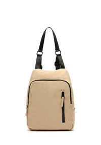 Béžový nylonový batoh s čiernymi akcentmi, prednou zipsovou kapsou a nastaviteľnými popruhmi. Hladká textúra, obdĺžnikový tvar a minimalistický dizajn.
