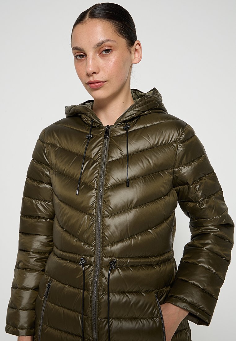 Chaqueta acolchada verde oliva con capucha, con cierre de cremallera, cordones ajustables y detalles de acolchado horizontal.