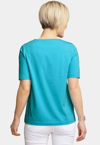 GOLDNER MIT CHARMANTEM AUSSCHNITT - T-Shirt print - turquoise