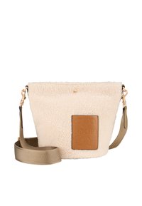 Borsa a secchiello di colore crema realizzata in fleece testurizzato con una toppa in pelle marrone, hardware dorato e una tracolla regolabile.