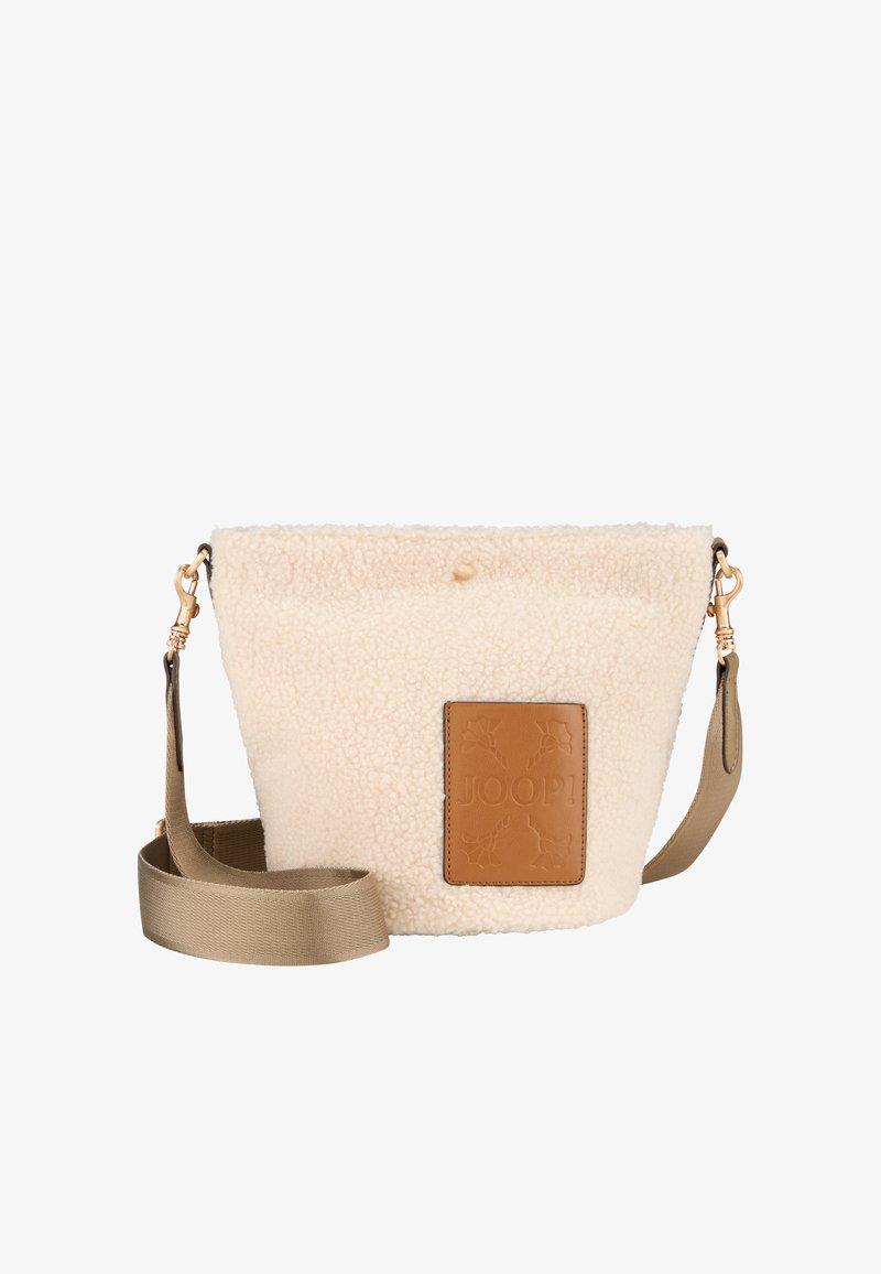 Borsa a secchiello di colore crema realizzata in fleece testurizzato con una toppa in pelle marrone, hardware dorato e una tracolla regolabile.