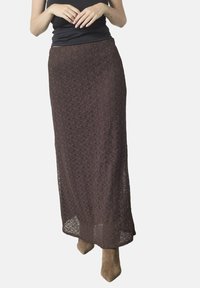 Brun maksi nederdel i blonder med let tekstur, der har et indviklet blomstermønster og en lige silhuet.