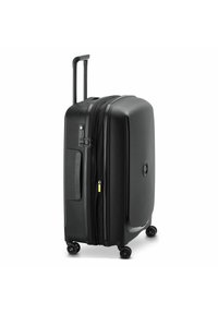 Valise rigide noire avec une surface texturée, deux zippers, une poignée rétractable et quatre roues pour la mobilité. Elle dispose d'une poignée latérale et d'un mécanisme de verrouillage.