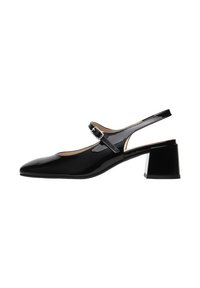 Chaussure slingback en cuir verni noir avec un bout pointu, une bride à la cheville et un talon chunky. Présente une finition brillante et un design minimaliste.