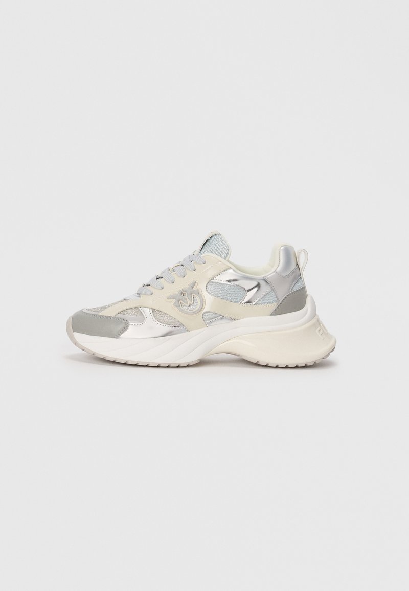 Sneakers chunky in beige e argento realizzati in mesh e materiali sintetici, con una linguetta decorata, dettagli testurizzati e una suola bianca spessa.