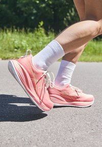 GEL CUMULUS 27 - Katujuoksukengät - guava/lime green